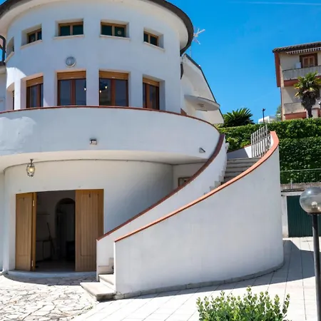 Marcelli, Trilocale Con Balcone E Posto Auto Lägenhet