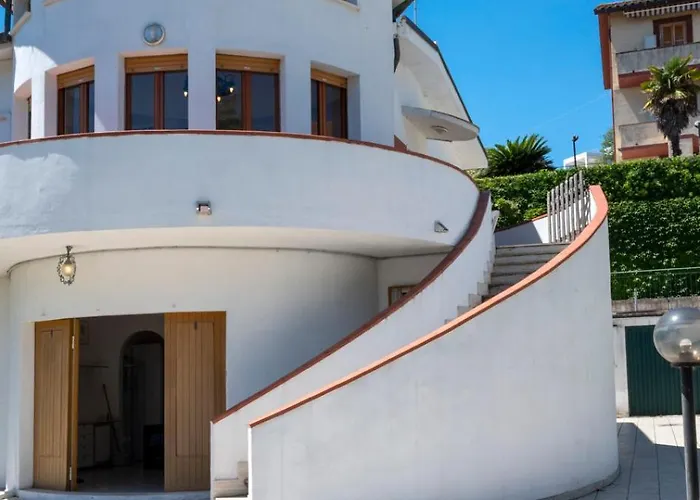 Marcelli, Trilocale Con Balcone E Posto Auto Lejlighed